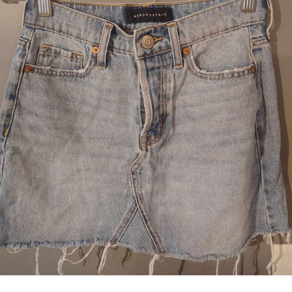 Aeropostale Light Wash Denim Mini Skirt High Waisted Raw Hem‎ Button Fly Size 00